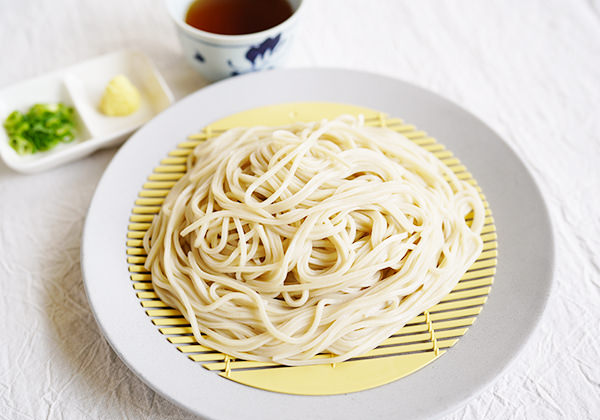 大麦を知り尽くした制麦メーカーが作る自慢のうどんです。 豊橋糧食　国産もち麦うどん