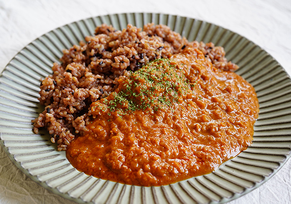 寝かせ玄米®によく合うレトルトシリーズ　結わえる　れんこんとトマトのキーマカレー【辛口】