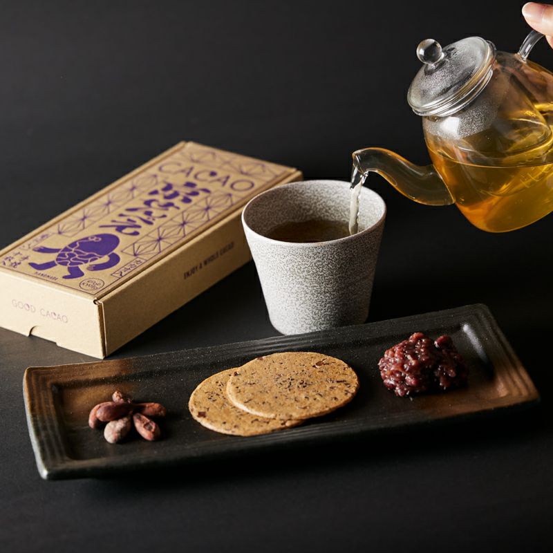 カカオ京せんべえとカカオ煎茶の組み合わせイメージ