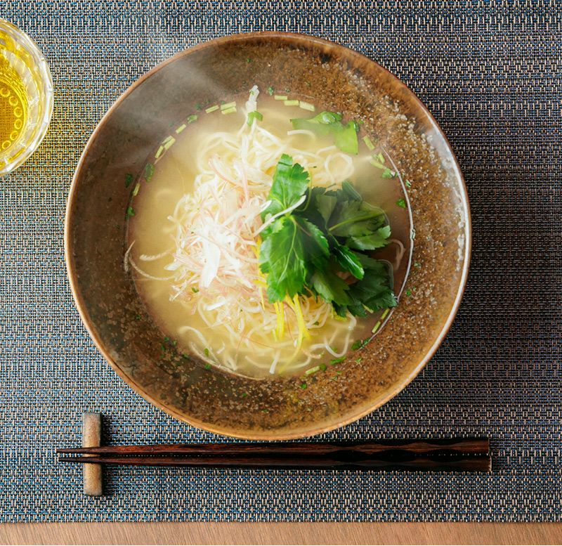 三つ葉と柚子みそ香る旨出汁にゅうめん　調理例