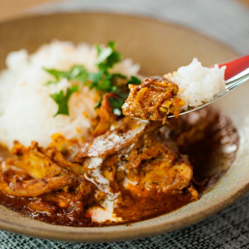 京のミルクとごろっと鶏肉のバターチキンカレーの皿盛り